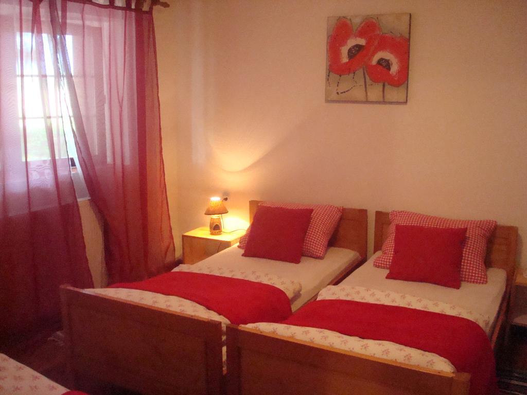 Guest House Sumski Dvor Vrhovine Ruang foto